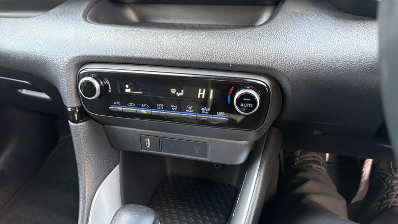 Toyota Yaris 1.5 Hybrid Design 5dr CVT Hybrid Hatchback